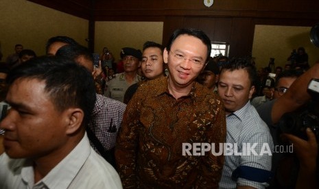   Gubernur Provinsi DKI Jakarta Basuki Tjahaja Purnama memasuki ruangan untuk menjadi saksi dalam sidang lanjutan dengan terdakwa kasus suap Raperda Reklamasi Teluk Jakarta Ariesman Widjaja di Pengadilan Tipikor, Jakarta, Senin (25/7).