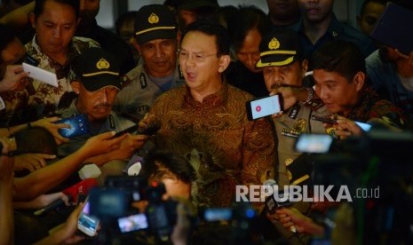 Gubernur Provinsi DKI Jakarta Basuki Tjahaja Purnama dimintai keterangan oleh wartawan usai menjalani pemeriksaan selama delapan jam di Gedung KPK, Jakarta, Selasa (10/5).  (Republika/ Raisan Al Farisi)