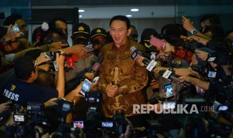 Gubernur Provinsi DKI Jakarta Basuki Tjahaja Purnama dimintai keterangan oleh wartawan usai menjalani pemeriksaan selama delapan jam di Gedung KPK, Jakarta, Selasa (10/5).  (Republika/ Raisan Al Farisi)