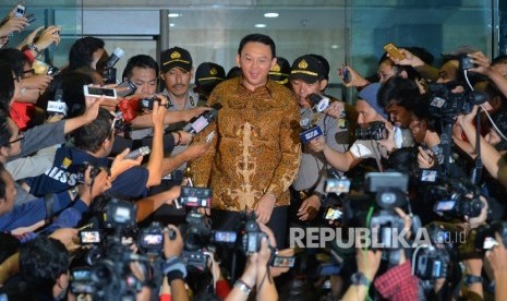 Gubernur Provinsi DKI Jakarta Basuki Tjahaja Purnama dimintai keterangan oleh wartawan usai menjalani pemeriksaan selama delapan jam di Gedung KPK, Jakarta, Selasa (10/5).  (Republika/ Raisan Al Farisi)