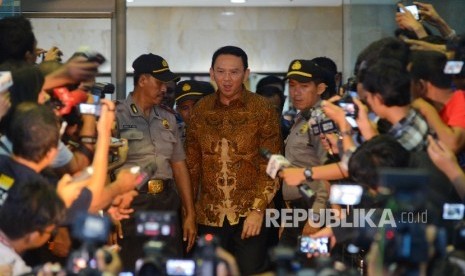 Gubernur Provinsi DKI Jakarta Basuki Tjahaja Purnama dimintai keterangan oleh wartawan usai menjalani pemeriksaan selama delapan jam di Gedung KPK, Jakarta, Selasa (10/5).  (Republika/ Raisan Al Farisi)