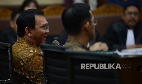 Gubernur DKI Basuki Tjahaja Purnama (kiri) bersama Staff Khusus Gubernur DKI Sunny Tanuwidjaja (kanan) saat sidang lanjutan dengan terdakwa kasus suap Raperda Reklamasi Teluk Jakarta.(Republika/Raisan Al Farisi)