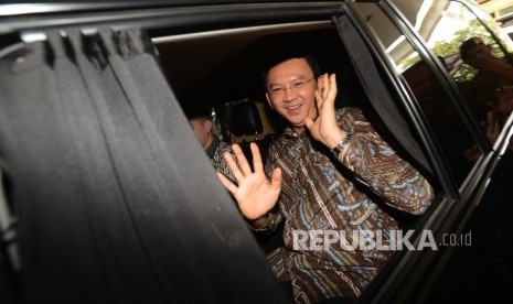 Gubernur Provinsi DKI Jakarta Basuki Tjahaja Purnama memasuki kendaraannya usai menjalani pemeriksaan di Bareskrim Polri, Jakarta, Kamis (14/7).Republika/Raisan Al Farisi