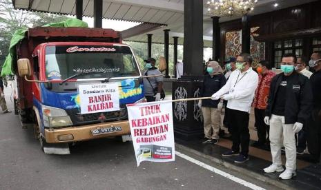 Gubernur Provinsi Kalimantan Barat, Sutarmidji melepaskan truk kebaikan relawan gabungan untuk penanganan bencana banjir yang terjadi di beberapa daerah di wilayah Kalimantan Barat. Pelepasan truk kebaikan itu dilaksanakan di Pondopo Gubernur Kalbar, Jalan Ahmad Yani, Pontianak, Kalbar, Sabtu (19/9).