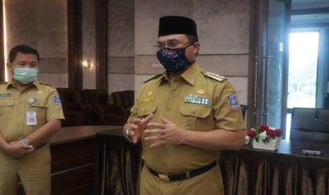 Gubernur Provinsi Kepulauan Bangka Belitung (Babel), Erzaldi Rosman Djohan menggulirkan berbagai kebijakan untuk membantu dan melindungi masyarakat dari ancaman pandemi covid-19), Rabu (8/4).