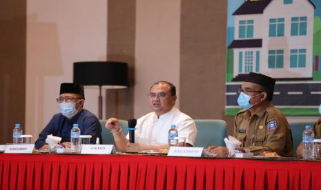 Gubernur Provinsi Kepulauan Bangka Belitung (Babel) Erzaldi Rosman. Pemprov Babel sosialisasikan pengurusan perizinan investasi melalui OSS. 