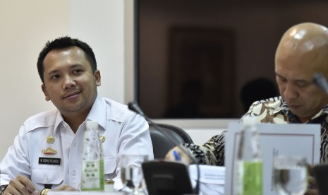 Gubernur Provinsi Lampung Muhammad Ridho Ficardo (kiri) mengikuti rapat terbatas Evaluasi Pelaksanaan Proyek Strategis Nasional dan Program Prioritas Provinsi Lampung di Kantor Presiden, Jakarta, Senin (6/3). 