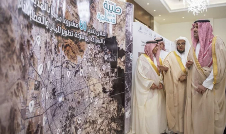 Gubernur Provinsi Madinah Pangeran Faisal bin Salman. Gubernur Madinah Resmikan Pameran Arsitektur Masjid Nabawi