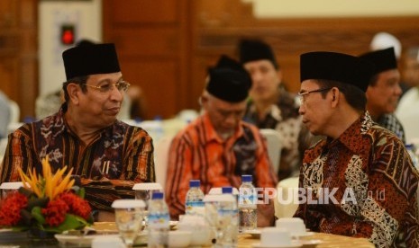 Gubernur Provinsi Nusa Tenggara Barat, M. Zainul Majdi (kanan) berbincang bersama Ketua IPQAH Said Aqil Munawar (kiri) saat Muktamar IPQAH Ke-3 di Kota Mataram, Nusa Tenggara Barat, rabu (27/7).(Republika/Raisan Al Farisi)