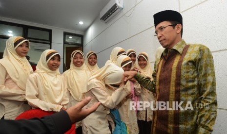 Gubernur Provinsi Nusa Tenggara Barat TGH M. Zainul Majdi (tengah) menyalami siswa saat meninjau pelaksanaan MTQ Nasional ke XXVI di Taman Budaya Kota Mataram, Nusa Tenggara Barat, Rabu (3/8). 