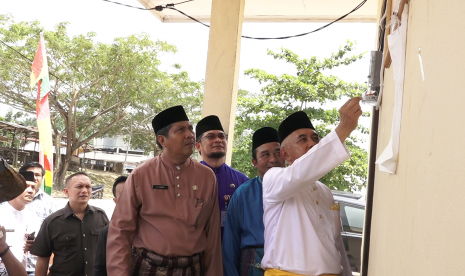 Gubernur Riau Arsyadjuliandi Rachman (kanan) menyalakan MCB di Pos Jaga Pasar Kuala Gasib, Kabupaten Siak Sri Indrapura, Jumat (27/10). 