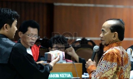  Gubernur Riau nonaktif Annas Maamun menjadi saksi dalam sidang perkara dugaan suap terkait revisi surat keputusan (SK) alih fungsi hutan di Pengadilan Tipikor, Jakarta, Senin (19/1).(Republika/ Wihdan)