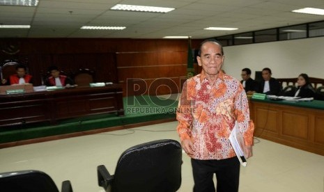  Gubernur Riau nonaktif Annas Maamun menjadi saksi dalam sidang perkara dugaan suap terkait revisi surat keputusan (SK) alih fungsi hutan di Pengadilan Tipikor, Jakarta, Senin (19/1).(Republika/ Wihdan)