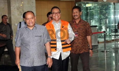  Gubernur Riau Rusli Zainal mengenakan baju tahanan KPK usai menjalani pemeriksaan di Gedung Komisi Pemberantasan Korupsi, Jakarta, Jumat (14/6).    (Republika/Adhi Wicaksono)