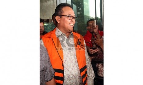  Gubernur Riau Rusli Zainal mengenakan baju tahanan KPK usai menjalani pemeriksaan di Gedung Komisi Pemberantasan Korupsi, Jakarta, Jumat (14/6).    (Republika/Adhi Wicaksono)