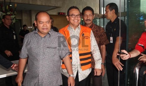  Gubernur Riau Rusli Zainal mengenakan baju tahanan KPK usai menjalani pemeriksaan di Gedung Komisi Pemberantasan Korupsi, Jakarta, Jumat (14/6).    (Republika/Adhi Wicaksono)