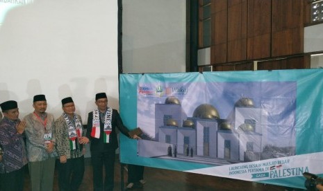 Gubernur Ridwan Kamil memperlihatkan desain masjid pertama Indonesia di Gaza, Palestina. Desain tersebut dibuat langsung oleh Ridwan Kamil di Masjid Salman ITB, Ahad (27/1). 