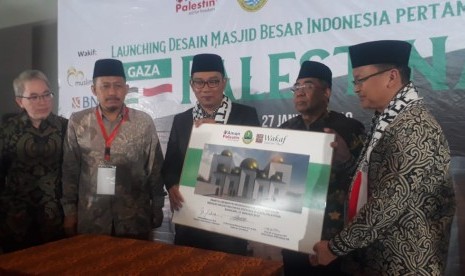 Gubernur Ridwan Kamil menyerahkan desain  masjid pertama Indonesia di Gaza, Palestina yang dibuatnya sendiri pada Aman Palestin di Masjid Salman ITB, Ahad (27/1). 