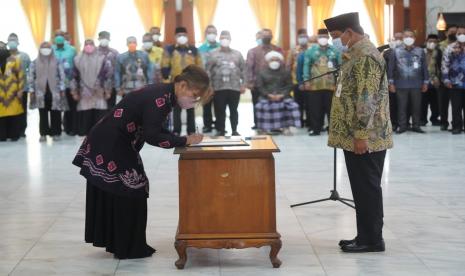 Gubernur Sahbirin Noor kembali melantik pejabat di lingkup Pemprov Kalsel, Jumat (11/3/2022). Kali ini yang dilantik adalah sebanyak 68 pejabat administrator setingkat eselon III dan IV.