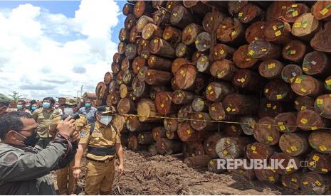 Gubernur Sugianto Sabran memeriksa temuan kayu ilegal loging di Sungai Kahayan, Senin (6/9). Pemerintah Provinsi (Pemprov) Kalimantan Tengah (Kalteng) menyegel sementara ribuan kayu log ilegal milik PT Hutan Produk Lestari, di lokasi pelabuhan terminal khusus, Pahandut Seberang, Palangka Raya.