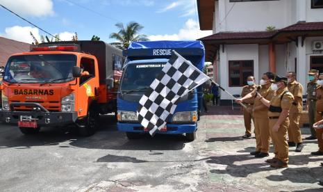 Gubernur Sugianto Sabran saat memberikan sambutannya pada pelepasan pendistribusian bantuan tahap satu untuk korban banjir  di halaman Kantor Badan Penanggulangan Bencana dan Pemadam Kebakaran (BPB-PK) Provinsi Kalimantan Tengah (Kalteng), Senin (6/9).