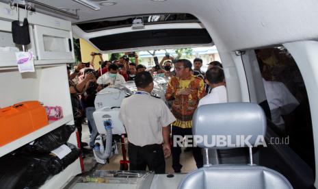 Gubernur Sulawesi Selatan Nurdin Abdullah (kanan) berbincang dengan dokter saat meninjau kesiapsiagaan penanganan pasien terjangkit virus corona (Covid-19) di gedung Infection Centre, Rumah sakit Umum Pusat (RSUP) Dr. Wahidin Sudirohusodo, Makassar, Sulawesi Selatan, Kamis (5/3/2020). 