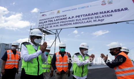 Gubernur Sulawesi Selatan Nurdin Abdullah (kedua kiri) bersama penjabat Wali Kota Makassar Rudy Djamaluddin (kedua kanan) pamit kepada pekerja usai meninjau pembangunan jalan Tol Layang Pettarani di Makassar, Sulawesi Selatan, Rabu (9/9/2020). Progres pembangunan jalan Tol Layang Pettarani sepanjang 4,3 kilometer tersebut telah mencapai 91,55 persen dan ditargetkan rampung serta diresmikan pada Oktober 2020.