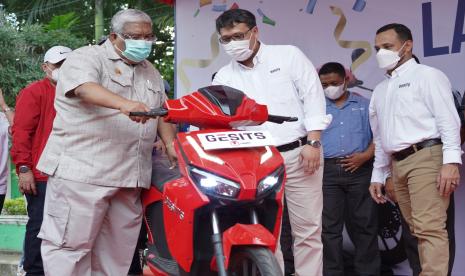 Gubernur Sulawesi Tenggara Ali Mazi (kiri) dan Direktur Utama PT WIKA Industri Manufaktur Muhammad Samyarto (tengah) saat peluncuran penjualan perdana sepeda motor listrik merk GESITS di MTQ Square di Kendari, Sulawesi Tenggara, Sabtu (27/2/2021).PT WIKA Industri Manufaktur (WIMA) meluncurkan sepeda motor listrik berbasis baterai buatan dalam dalam negeri bernama GESITS.