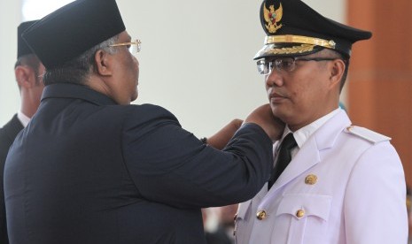 Wali Kota Kendari Positif Covid-19. Gubernur Sulawesi Tenggara, Ali Mazi (kiri) melantik Sulkarnain Kadir sebagai Wali Kota Kendari.