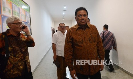 Gubernur Sulawesi Utara Olly Dondokambey berjalan keluar ruangan seusai menjadi saksi dalam sidang lanjutan kasus korupsi KTP Elektronik dengan terdakwa Irman dan Sugiharto di Pengadilan Tipikor, Jakarta Pusat, Kamis (27/4).