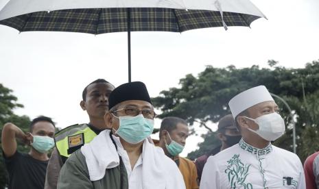 Gubernur Sulbar, Andi Ali Baal Masdar bersama Ustaz Das'ad Latif di halaman Kantor Gubernur Sulbar, Jumat (15/1).