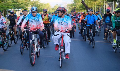 Gubernur Sulsel Nurdin Abdullah dan Wakil Gubernur Sulsel Andi Sudirman Sulaiman bersepeda di ajang Fun Bike Semarak hari jadi Sulsel ke-351, Sabtu (2/11)