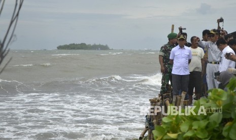 Gubernur Sulsel Nurdin Abdullah (kedua kanan) bersama Bupati Takalar Syamsari Kitta (kedua kiri) meninjau lokasi abrasi pantai di Desa Mappakalompo, Kecamatan Galesong Selatan, Kabupaten Takalar, Sulawesi Selatan, Seasa (7/1/2020).