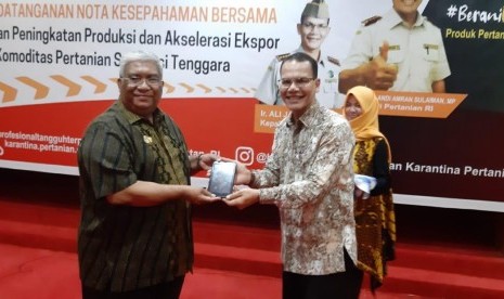 Gubernur Sultra, Ali Mazi dan Kepala Badan Karantina Pertanian, Kementerian Pertanian, Ali Jamil, Ph.D saat lakukan penandatangan Nota Kesepahaman Kerjasama Dukungan Peningkatan Produksi dan Produktivitas serta Akselerasi Ekspor Komoditas Pertanian di Kendari (19/6)