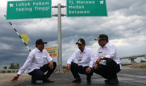 Gubernur Sumaera Utara T Erry Nuradi (tengah) bersama Kakanwil ATR/BPN Sumut Bambang Priono (kanan) dan Kepala Balai Besar Jalan Nasional II Medan, Paul Ames Halomoan (kiri) meninjau lokasi proyek pembangunan jalan tol Medan-Tebing Tinggi, di Deli Serdang, Sumatera Utara, Selasa (13/6). Peninjauan tersebut untuk melihat perkembagan proyek jalan tol yang akan digunakan untuk arus mudik Lebaran 2017.