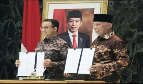 Gubernur Sumatera Barat, Buya Mahyeldi bersama Gubernur DKI Jakarta Anies  Baswedan menandatangani kesepakatan bersama antara Pemprov DKI Jakarta dan Pemprov Sumbar tentang pengembangan potensi daerah dan peningkatan pelayanan publik, di Balai Agung, Balaikota Jakarta, Rabu (5/10/2022).