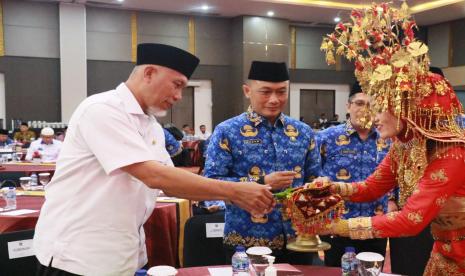 Gubernur Sumatera Barat, Buya Mahyeldi, bersama Ketua Umum DPN Korpri, Zudan Arif Fakrullah, secara resmi meluncurkan Musabaqah Tilawatil Quran (MTQ) ke-VI Korps Pegawai Republik Indonesia (Korpri) Tingkat Nasional Tahun 2022, dengan Sumatera Barat (Sumbar) sebagai tuan rumah, di Hotel Truntum Padang, Rabu (24/8/2022).