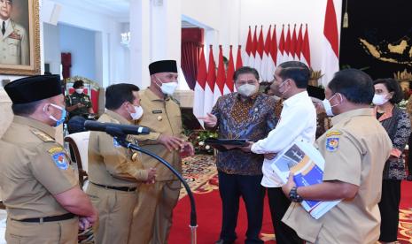 Gubernur Sumatera Barat, Buya Mahyeldi bersama lima Kepala Daerah lainnya, yakni Gubernur Jambi, Gubernur Kalimantan Tengah, Sulawesi Utara, Maluku Utara, Papua Barat dan 12 bupati dan wali kota se-Indonesia diundang oleh Presiden Republik Indonesia Joko Widodo untuk membahas pengendalian inflasi di daerah, di Istana Negara, di Jakarta, Senin (12/9/2022).