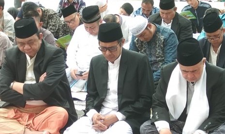 Gubernur Sumatera Barat Irwan Prayitno bersama Wagub Nasrul Abit dan Ketua DPRD Sumbar Hendra Irwan Rahim saat shalat Id di Halaman Kantor Gubernur Sumbar, Rabu (5/6)