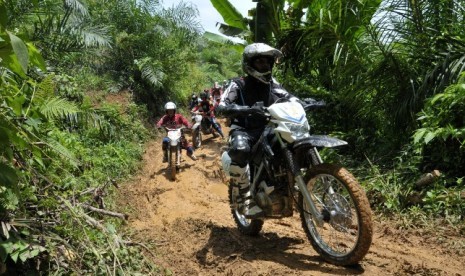 Gubernur Sumatera Barat, Irwan Prayitno melakukan kunjungan ke lokasi daerah terisolir dengan motocros