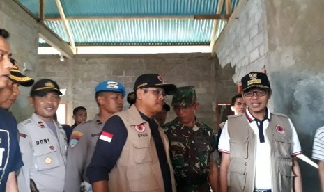 Gubernur Sumatera Barat Irwan Prayitno mengunjungi dan membawa bantuan untuk korban gempa di Kabupaten Solok Selatan, Ahad (3/3)