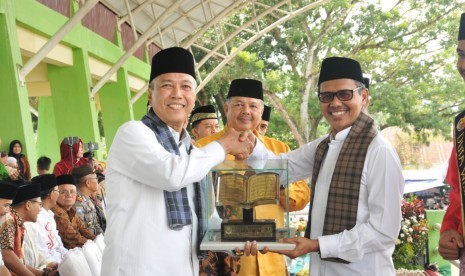 Gubernur Sumatera Barat Irwan Prayitno saat bersama Bupati Tanah Datar, Irdinansyah Tarmizi  (ilustrasi)