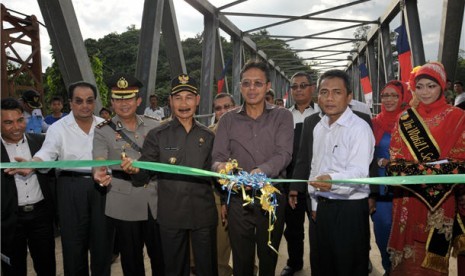 Gubernur Sumatera Barat, Irwan Prayitno (tengah), menggunting pita saat peresmian jembatan 'Golden Bridge' (Ulang Aling) di Nagari Sitapuih, Kabupaten Solok Solok Selatan, Sumater Barat, Selasa (7/1).