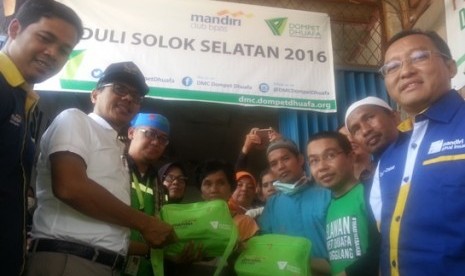 Gubernur Sumatera Barat, Irwan Prayitno tim bencana BPZIS Mandiri dan korban bencana banjir    