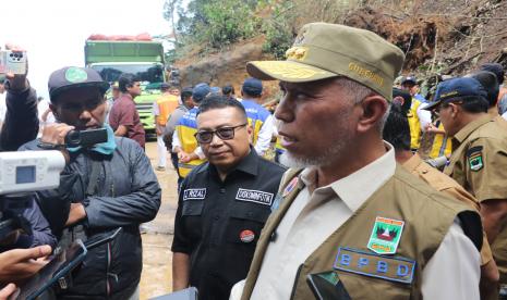 Gubernur Sumatera Barat (Sumbar) Buya Mahyeldi bersama Kepala Balai Pelaksanaan Jalan Nasional (BPJN) Sumbar Syachputra Ghani, dan OPD terkait kembali tinjau titik longsor di ruas jalan Padang - Solok, atau Sitinjau Lauik, Selasa (30/8/2022).