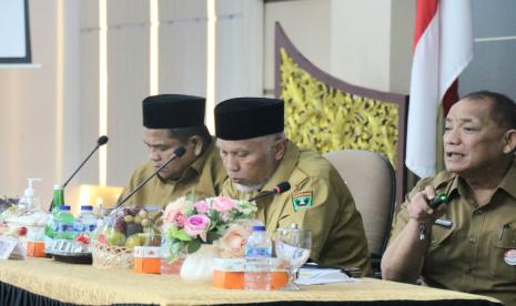 Gubernur Sumatera Barat (Sumbar) Buya Mahyeldi, Senin (25/7/2022) sore, memimpin rapat koordinasi perkembangan pembangunan jalan Tol Padang - Pekanbaru, khususnya terkait lambatnya pembebasan 571 bidang lahan yang belum tuntas di ruas Padang - Sicincin, Kabupaten Padang Pariaman.