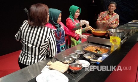 Ibu-ibu perintis UMKM Sumbar memasak produk unggulan mereka (ilustrasi) 