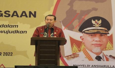 Gubernur Sumatera Barat yang diwakili Kepala Badan Kesbangpol Sumbar, Jefrinal Arifin, membuka secara resmi Dialog Kebangsaan dengan tema 