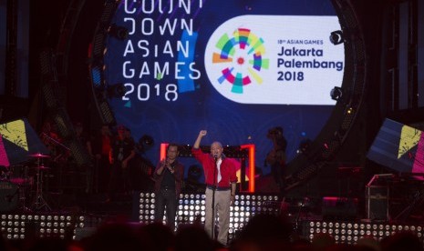 Gubernur Sumatera Selatan Alex Noerdin (kanan) didampingi Wakil Ketua Komite Olahraga Indonesia (KOI) Muddai Madang (kiri) memberikan kata sambutan saat acara Countdown Asian Games 2018 di pelataran Benteng Kuto Besak (BKB) Palembang, Sumatera Selatan, Jumat (18/8).