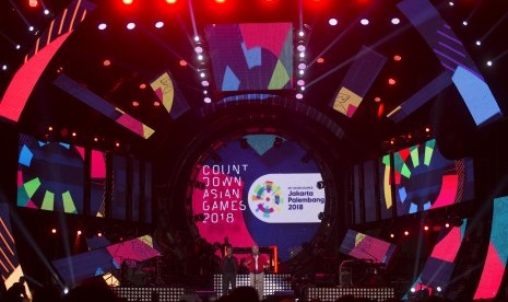 Gubernur Sumatera Selatan Alex Noerdin (kanan) didampingi Wakil Ketua Komite Olahraga Indonesia (KOI) Muddai Madang (kiri) memberikan kata sambutan saat acara Countdown Asian Games 2018 di pelataran Benteng Kuto Besak (BKB) Palembang, Sumatera Selatan, Jumat (18/8).